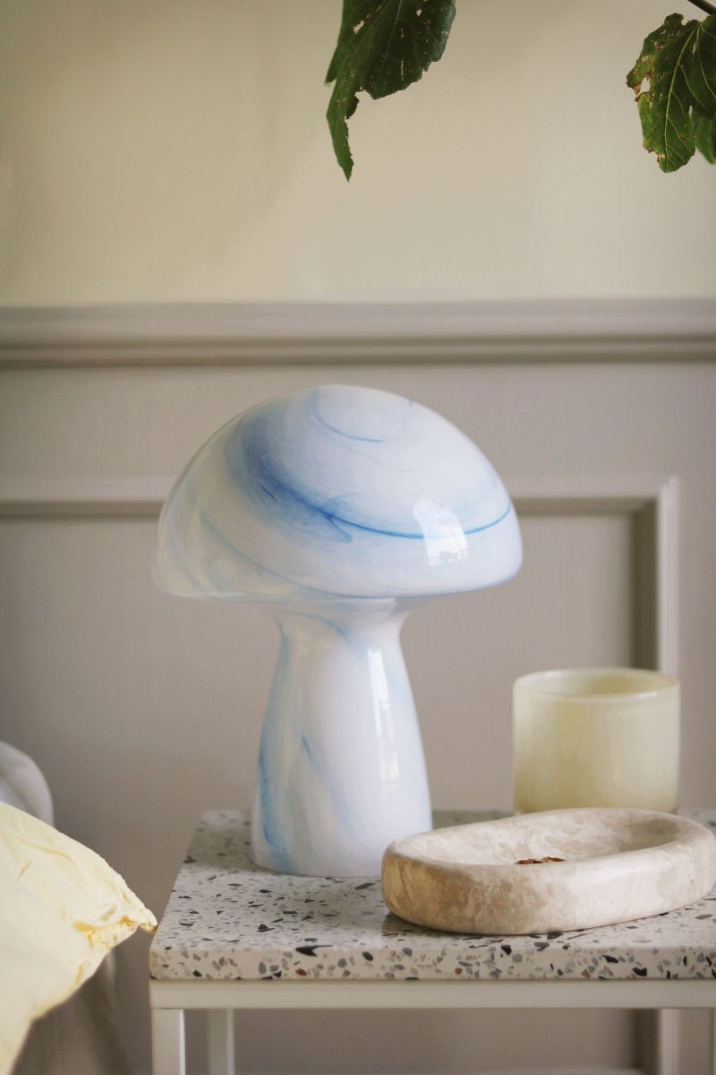 Fungo Swirl 30cm Blauw tafellamp Van Globen Lighting - De Fungo paddenstoellamp is een prachtige tafellamp van mondgeblazen glas met een decoratief wervelpatroon.