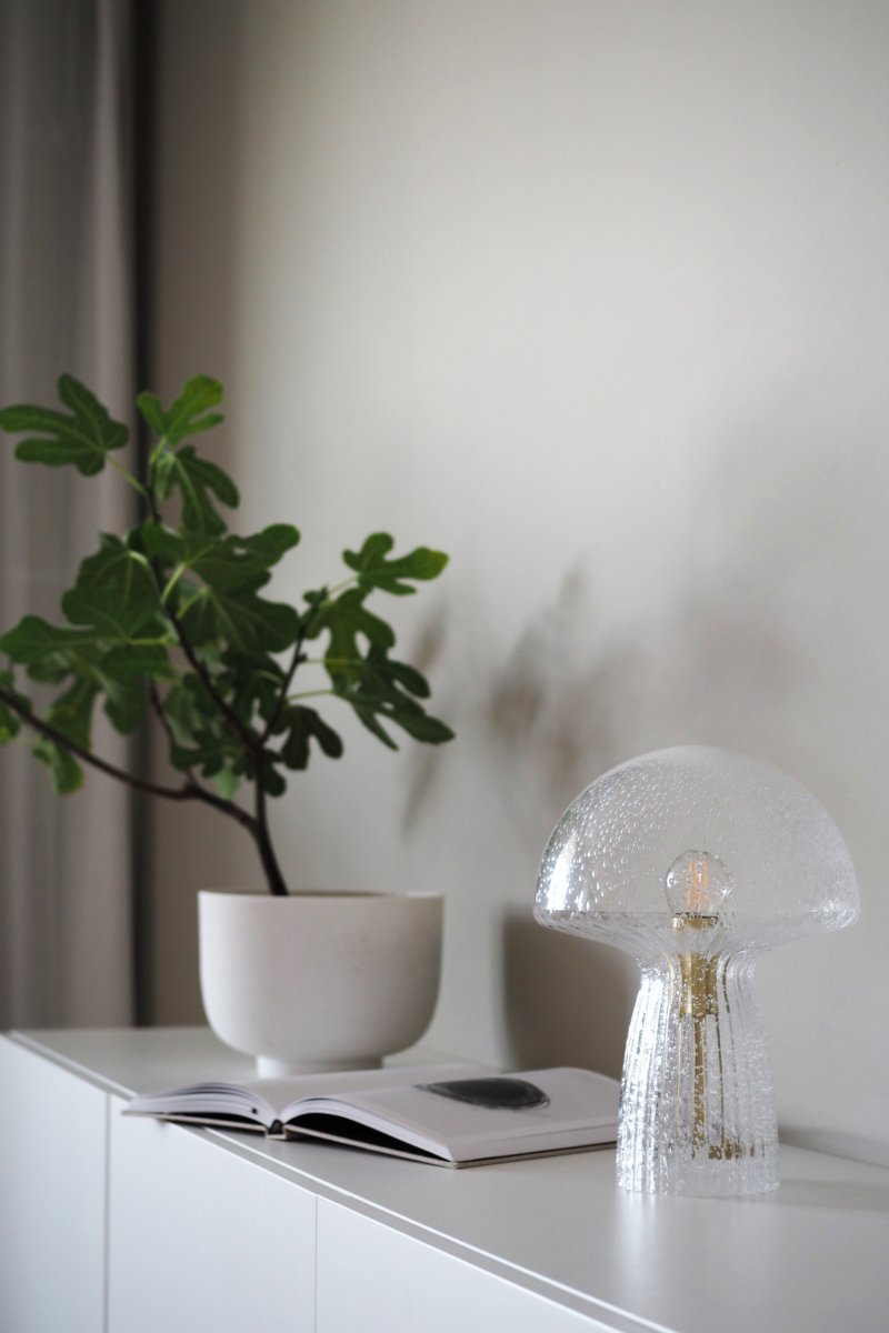Fungo 30cm Transparant tafellamp Van Globen Lighting - De Fungo paddenstoellamp is een prachtige tafellamp van mondgeblazen glas met gecanneleerde details op de voet.