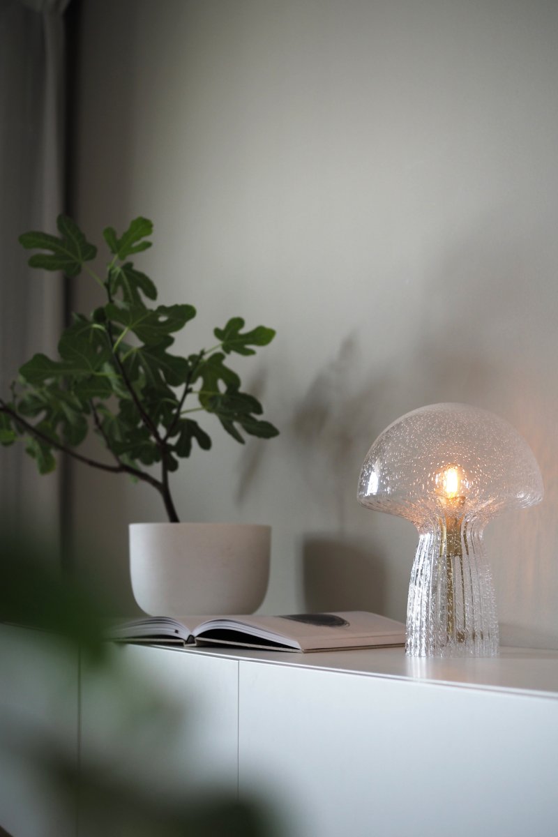 Fungo 30cm Transparant tafellamp Van Globen Lighting - De Fungo paddenstoellamp is een prachtige tafellamp van mondgeblazen glas met gecanneleerde details op de voet.