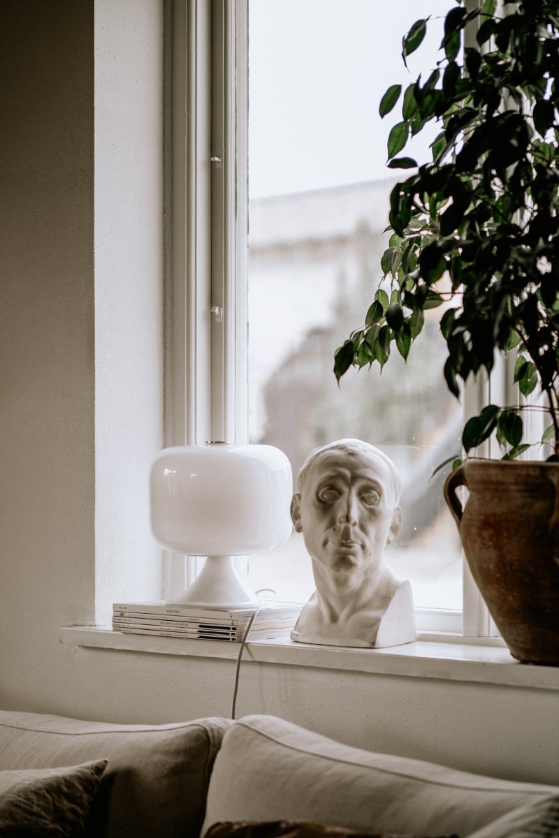 Bullen 25cm Wit tafellamp Van Globen Lighting - De lamp is retro-ge&iuml;nspireerd en het witte glas is mondgeblazen en met de hand beschilderd, waardoor er kleine variaties kunnen optreden.