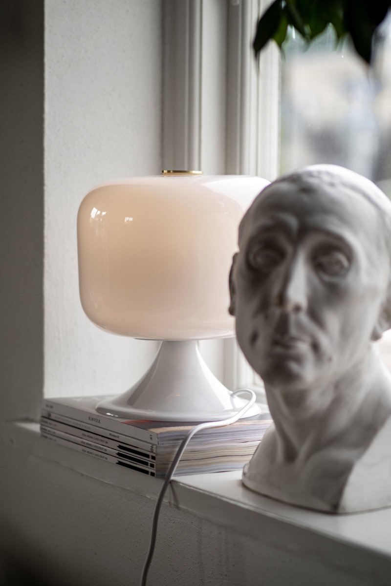 Bullen 25cm Wit tafellamp Van Globen Lighting - De lamp is retro-ge&iuml;nspireerd en het witte glas is mondgeblazen en met de hand beschilderd, waardoor er kleine variaties kunnen optreden.