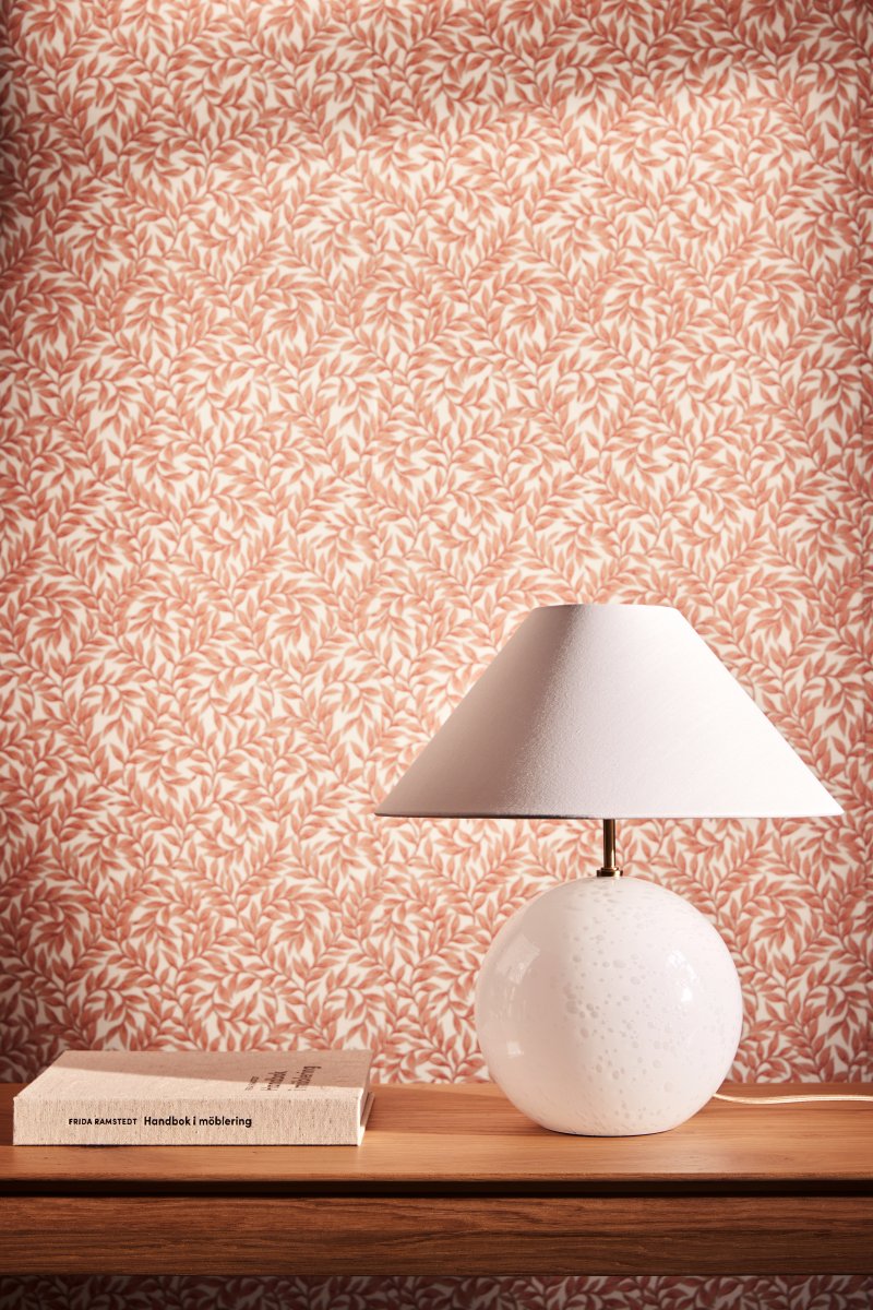 Iris 40cm Wit tafellamp Van Globen Lighting - De lamp heeft een bijpassende katoenen lampenkap met een droge bovenkant die ton-sur-ton past bij de lampvoet.