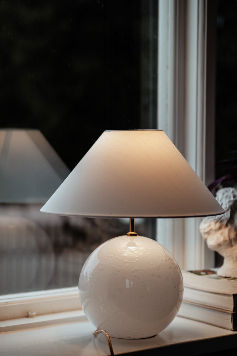Iris 40cm Wit tafellamp Van Globen Lighting - De lamp heeft een bijpassende katoenen lampenkap met een droge bovenkant die ton-sur-ton past bij de lampvoet.