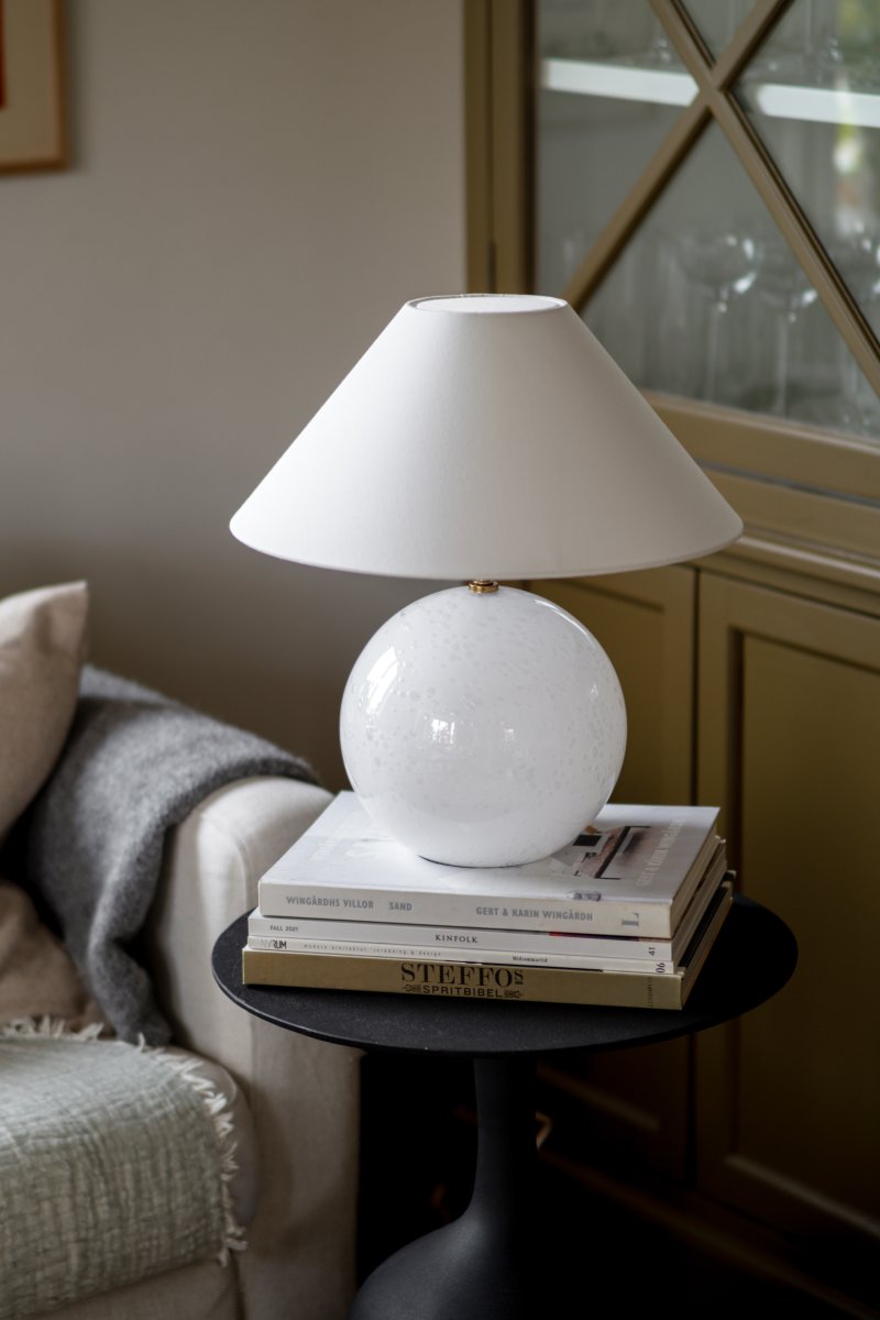 Iris 40cm Wit tafellamp Van Globen Lighting - De lamp heeft een bijpassende katoenen lampenkap met een droge bovenkant die ton-sur-ton past bij de lampvoet.