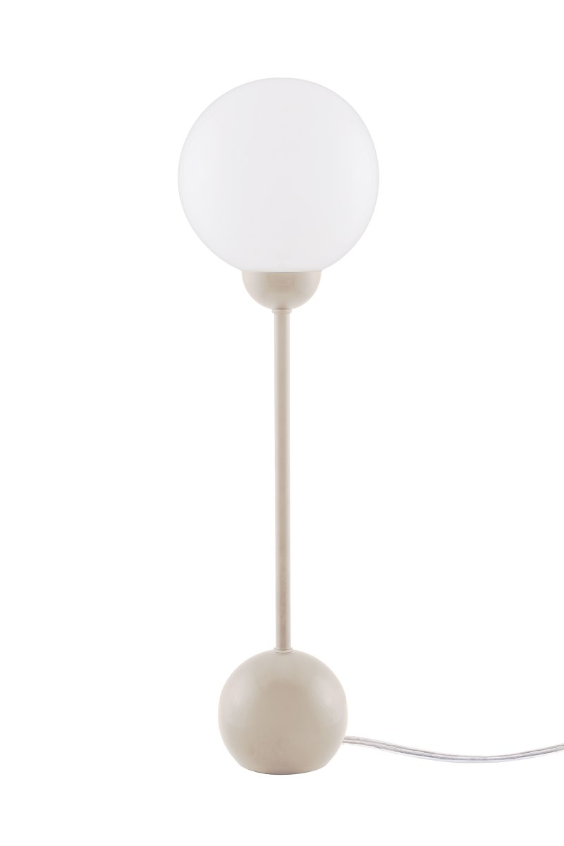 Ripley 52cm Beige tafellamp Van Globen Lighting - De slanke vorm en afgeronde details geven de lamp een moderne en speelse uitstraling, terwijl de glazen kap een zacht en aangenaam licht verspreidt.