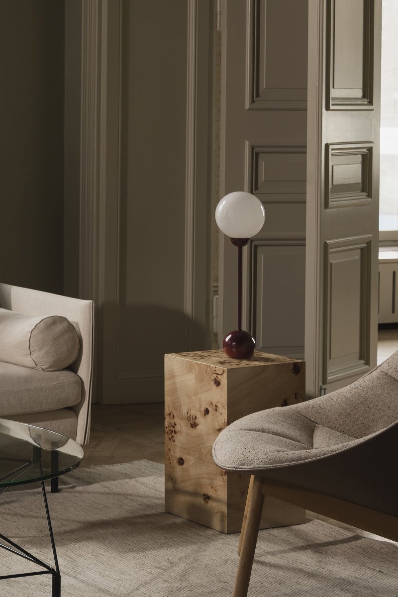 Ripley 52cm Bourgogne tafellamp Van Globen Lighting - De slanke vorm en afgeronde details geven de lamp een moderne en speelse uitstraling, terwijl de glazen kap een zacht en aangenaam licht verspreidt.