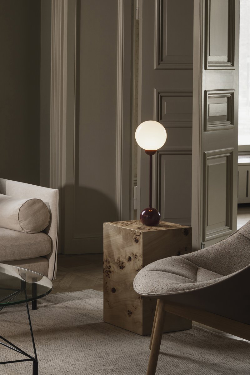 Ripley 52cm Bourgogne tafellamp Van Globen Lighting - De slanke vorm en afgeronde details geven de lamp een moderne en speelse uitstraling, terwijl de glazen kap een zacht en aangenaam licht verspreidt.
