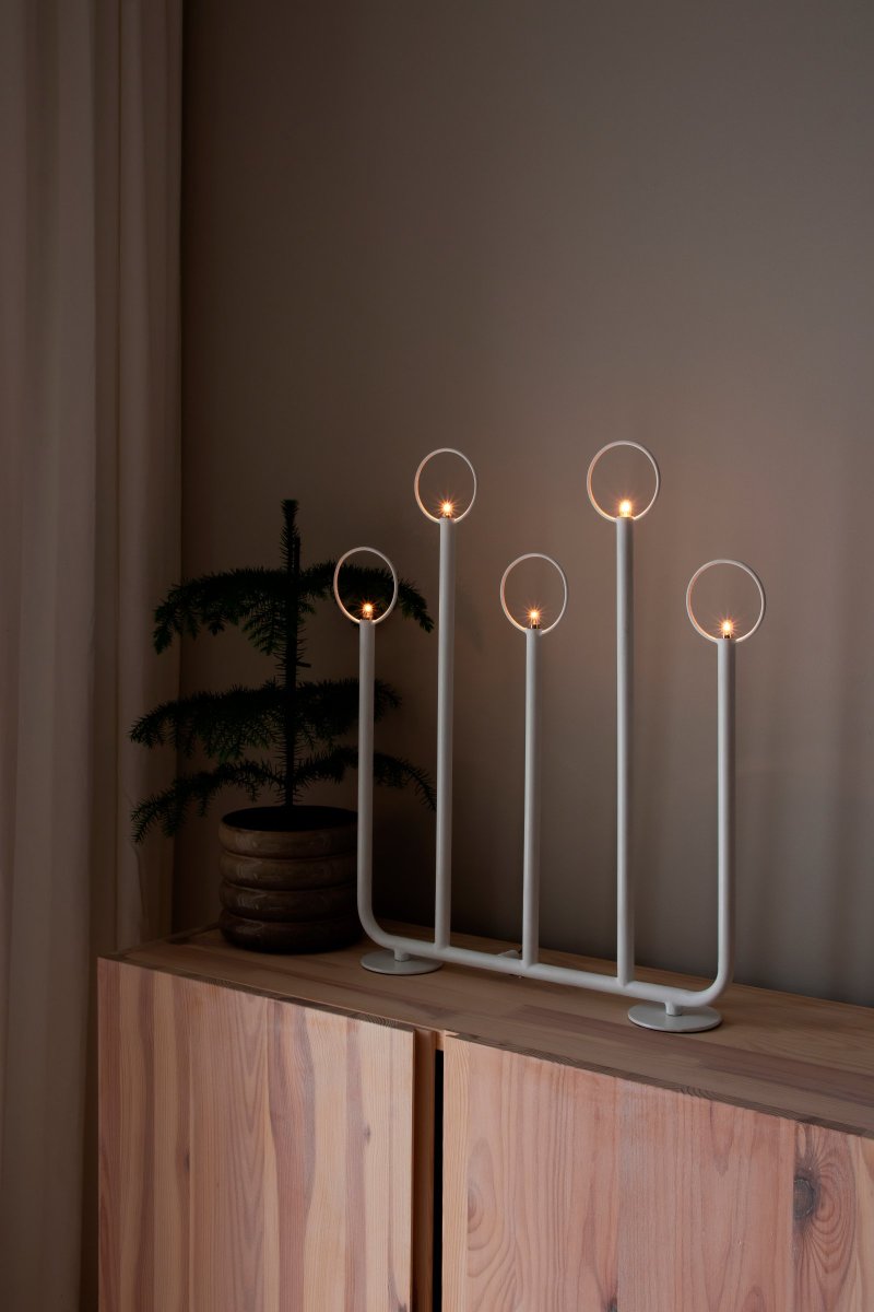 Natale Wit Van Globen Lighting - Je kijkt uit naar de sfeervolle periode aan het einde van het jaar en haalt de doos met de Natale Adventskaarshouder van zolder.