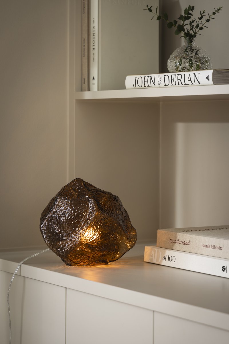 Valerie 22cm Bruin tafellamp Van Globen Lighting - Valerie, een tafellamp in de vorm van een steen die vakmanschap en design combineert.