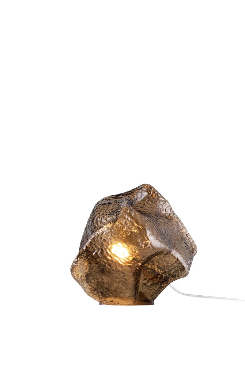 Valerie 22cm Bruin tafellamp Van Globen Lighting - Valerie, een tafellamp in de vorm van een steen die vakmanschap en design combineert.