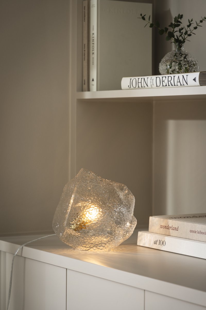Valerie 22cm Transparant tafellamp Van Globen Lighting - Valerie, een tafellamp in de vorm van een steen die vakmanschap en design combineert.