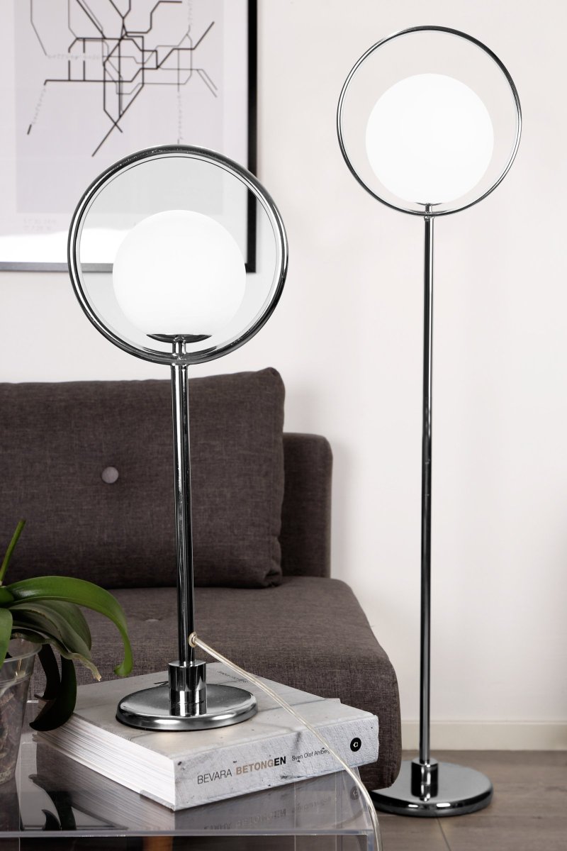 Saint 52cm Chroom tafellamp Van Globen Lighting - De chromen ring met daarin de zwevende witte glazen bol.