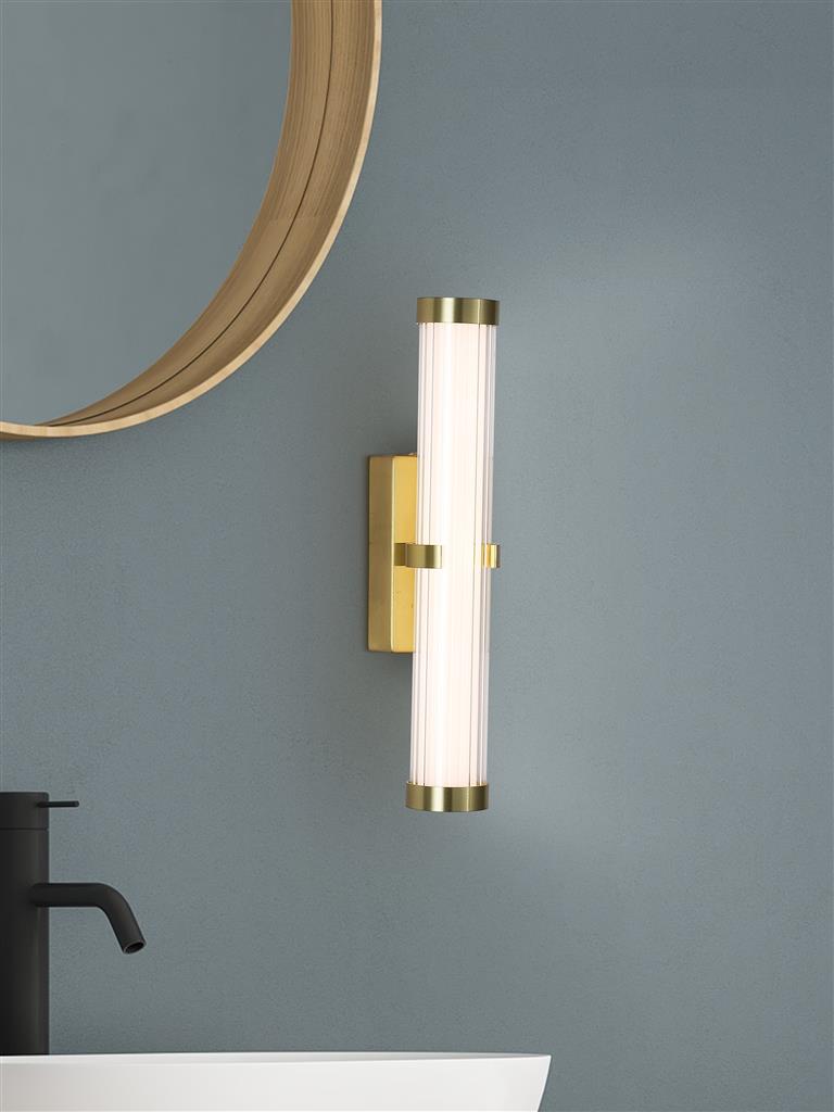 Clamp 33cm Goud badkamerlamp Van Searchlight - Geef je badkamer een upgrade met de gouden Clamp wandlamp - een modern meesterwerk met een gecanneleerde glazen kap die elegant op zijn plaats wordt gehouden door een goudkleurige metalen beugel.