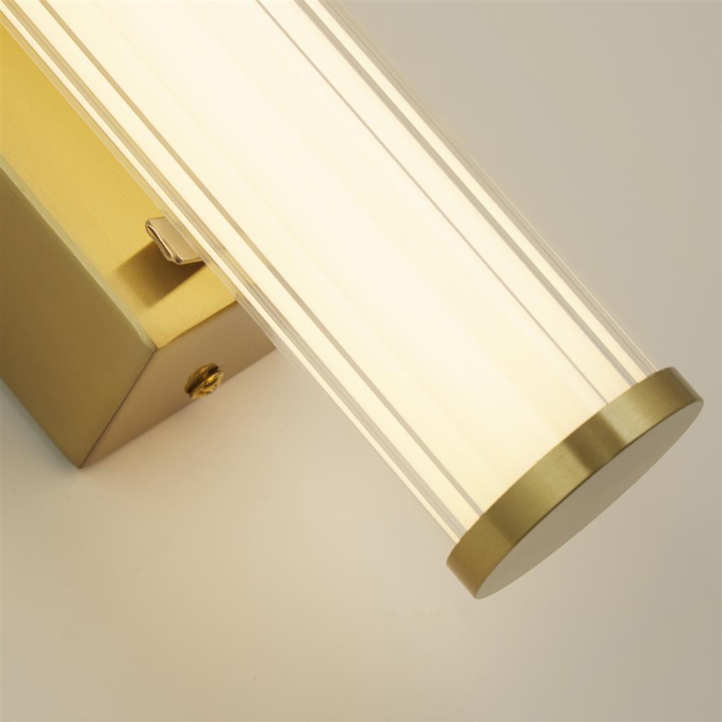 Clamp 33cm Goud badkamerlamp Van Searchlight - Geef je badkamer een upgrade met de gouden Clamp wandlamp - een modern meesterwerk met een gecanneleerde glazen kap die elegant op zijn plaats wordt gehouden door een goudkleurige metalen beugel.