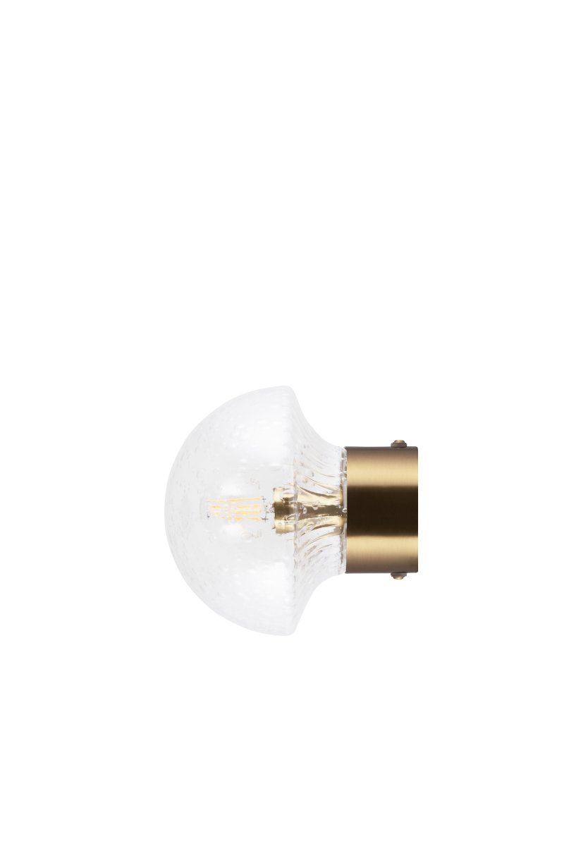 Fungo Ø16 Transparant/geborsteld messing badkamerlamp Van Globen Lighting - De mondgeblazen glazen kap met een gecanneleerde structuur en luchtbelletjes creëert een prachtig lichtspel in de kamer.