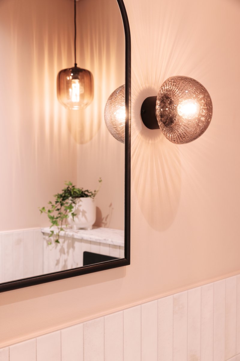 Fungo Ø16 Rook/zwart badkamerlamp Van Globen Lighting - Fungo is een veelzijdige lamp die zowel praktisch als esthetisch is.