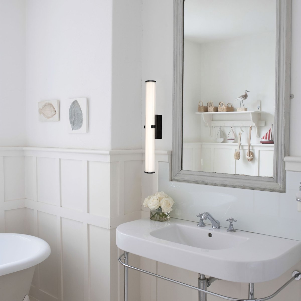 Clamp 63cm Zwart badkamerlamp Van Searchlight - Cre&euml;er een verfijnde en moderne sfeer in uw badkamer met deze stijlvolle wandlamp in zwart metaal.