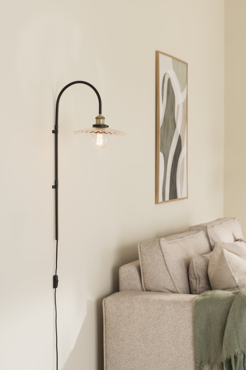 Cobbler 38cm Transparant/zwart wandlamp Van Globen Lighting - De diameter van de kap is 25 cm en de totale diepte van de lamp vanaf de muur is 38 cm.