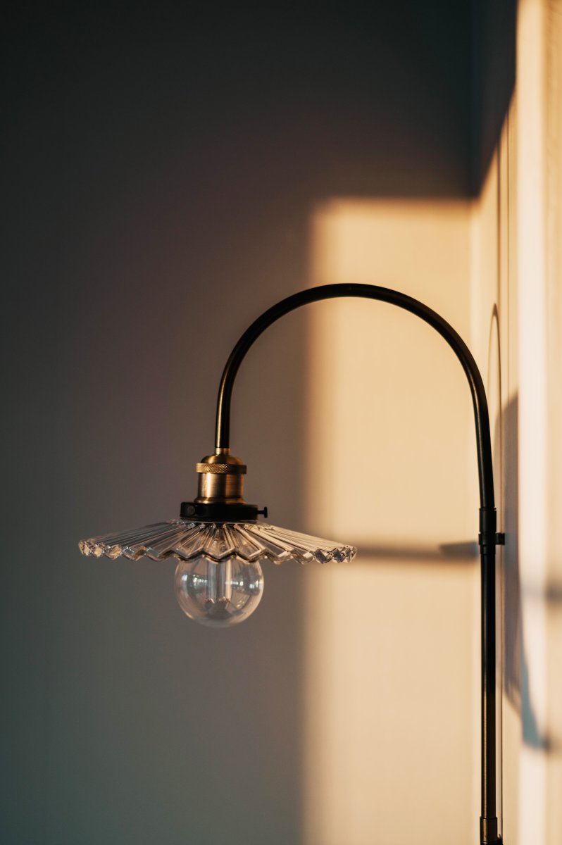 Cobbler 38cm Transparant/zwart wandlamp Van Globen Lighting - De diameter van de kap is 25 cm en de totale diepte van de lamp vanaf de muur is 38 cm.