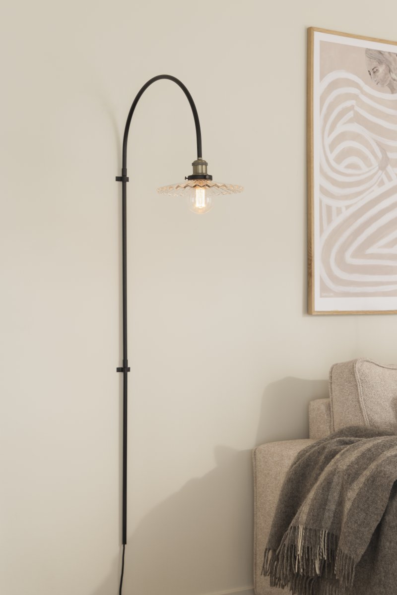 Cobbler 60cm Transparant/zwart wandlamp Van Globen Lighting - De diameter van de kap is 25 cm en de totale diepte van de lamp vanaf de muur is 59 cm.