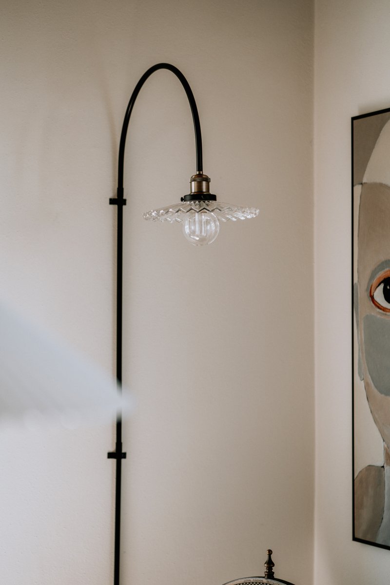 Cobbler 60cm Transparant/zwart wandlamp Van Globen Lighting - De diameter van de kap is 25 cm en de totale diepte van de lamp vanaf de muur is 59 cm.