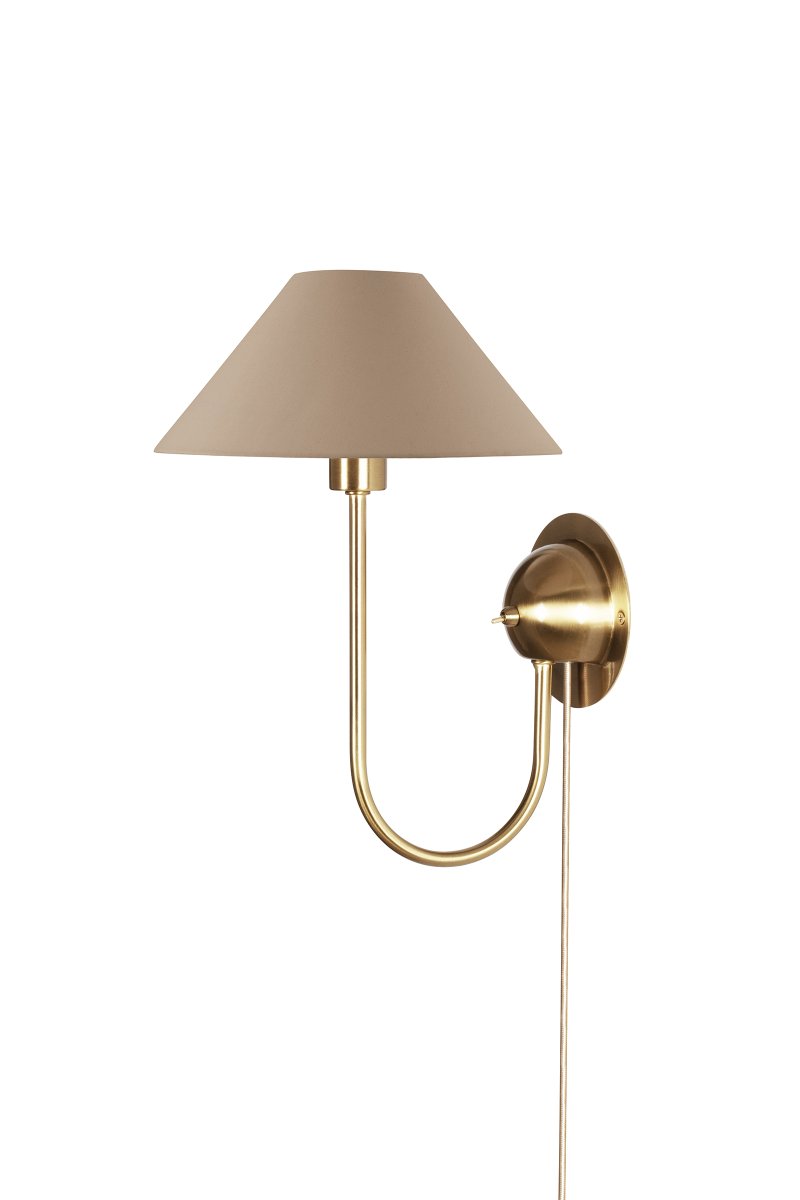 Iris 32cm Messing/bruin wandlamp Van Globen Lighting - De zacht gebogen arm is gecombineerd met een bruine textielen kap, wat zorgt voor een warme en klassieke uitstraling.