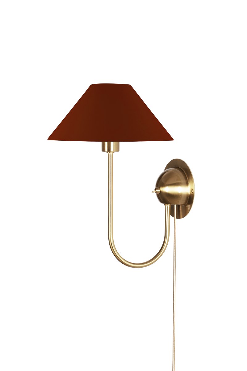 Iris 32cm Messing/bordeauxrood wandlamp Van Globen Lighting - De zacht gebogen arm is gecombineerd met een bordeauxrode textielen kap, wat zorgt voor een warme en klassieke uitstraling.