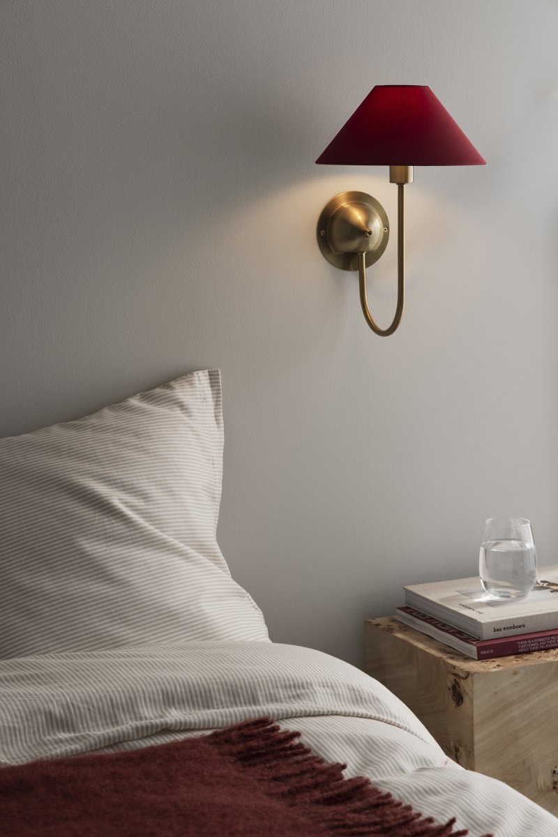 Iris 32cm Messing/bordeauxrood wandlamp Van Globen Lighting - De zacht gebogen arm is gecombineerd met een bordeauxrode textielen kap, wat zorgt voor een warme en klassieke uitstraling.