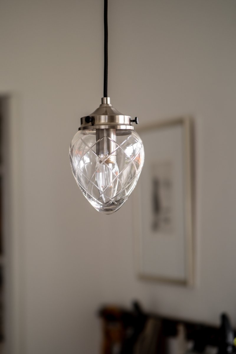 Juni Ø10 Antiek staal/transparant raamlamp Van Globen Lighting - Juni met zijn prachtige geslepen glas en metalen kap voert je terug in de tijd naar het begin van de 20e eeuw.