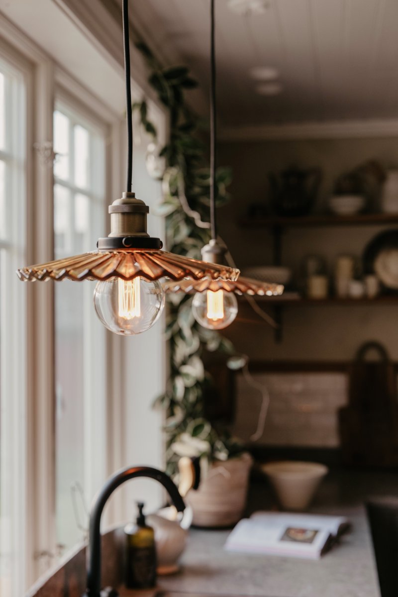 Cobbler Ø25 Bruin hanglamp Van Globen Lighting - De lamp heeft een geplooide glazen kap die zorgt voor een prachtige lichtspreiding.