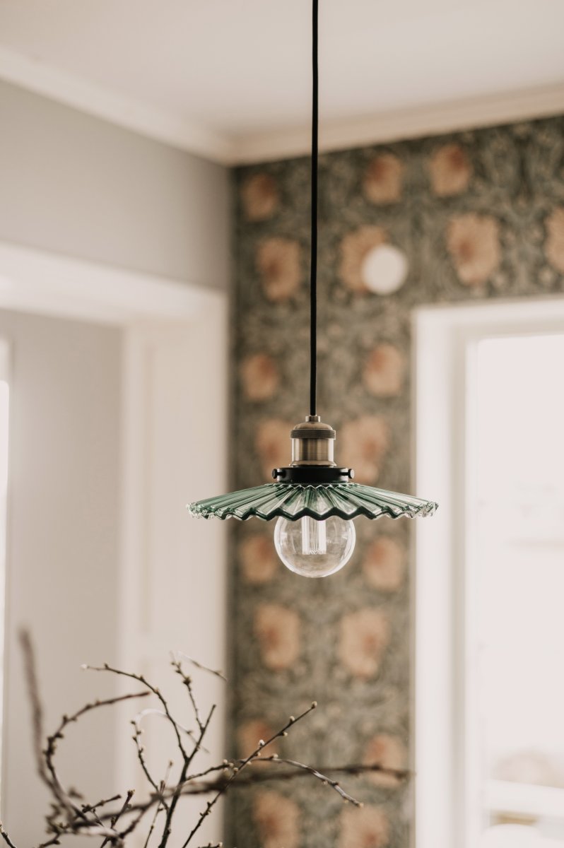 Cobbler Ø25 Groente hanglamp Van Globen Lighting - De lamp heeft een geplooide glazen kap die zorgt voor een prachtige lichtspreiding.