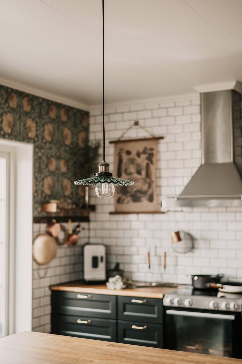 Cobbler Ø25 Groente hanglamp Van Globen Lighting - De lamp heeft een geplooide glazen kap die zorgt voor een prachtige lichtspreiding.