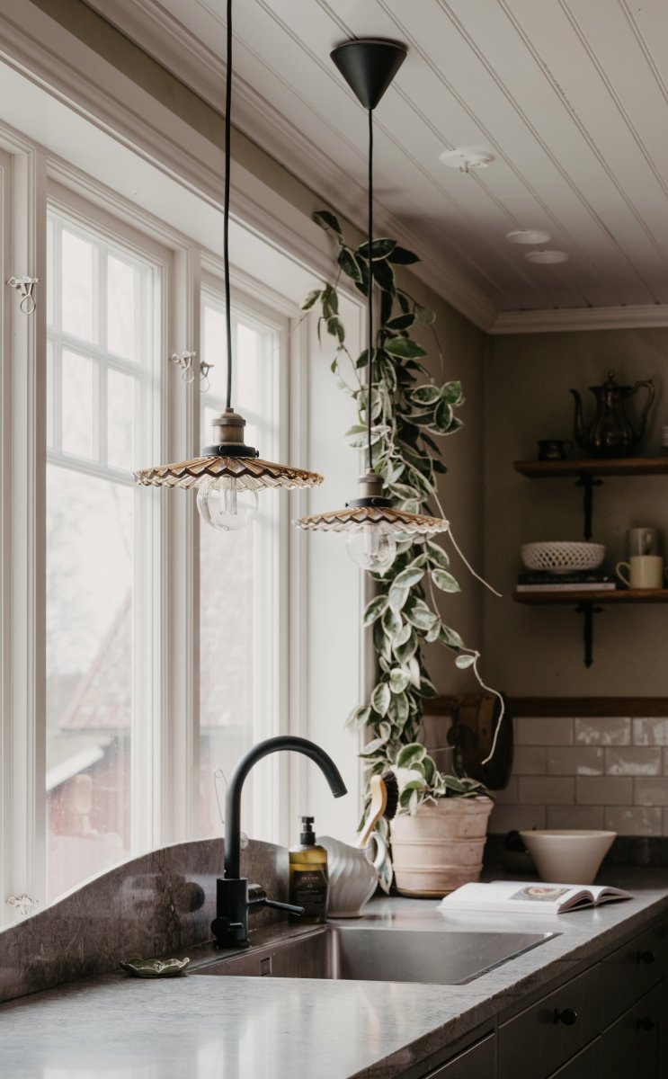 Cobbler Ø25 Bruin hanglamp Van Globen Lighting - De lamp heeft een geplooide glazen kap die zorgt voor een prachtige lichtspreiding.