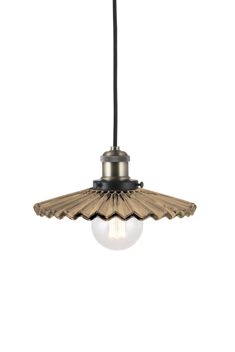 Cobbler Ø25 Bruin hanglamp Van Globen Lighting - De lamp heeft een geplooide glazen kap die zorgt voor een prachtige lichtspreiding.