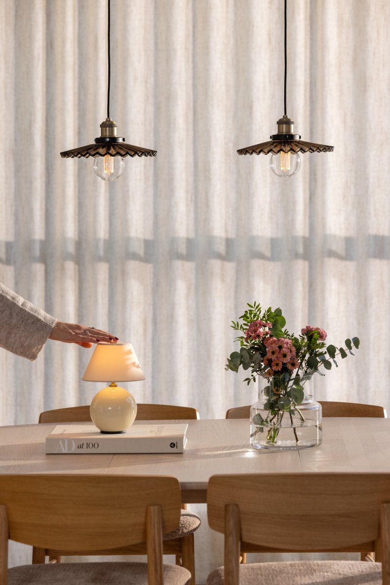 Cobbler Ø25 Bruin hanglamp Van Globen Lighting - De lamp heeft een geplooide glazen kap die zorgt voor een prachtige lichtspreiding.
