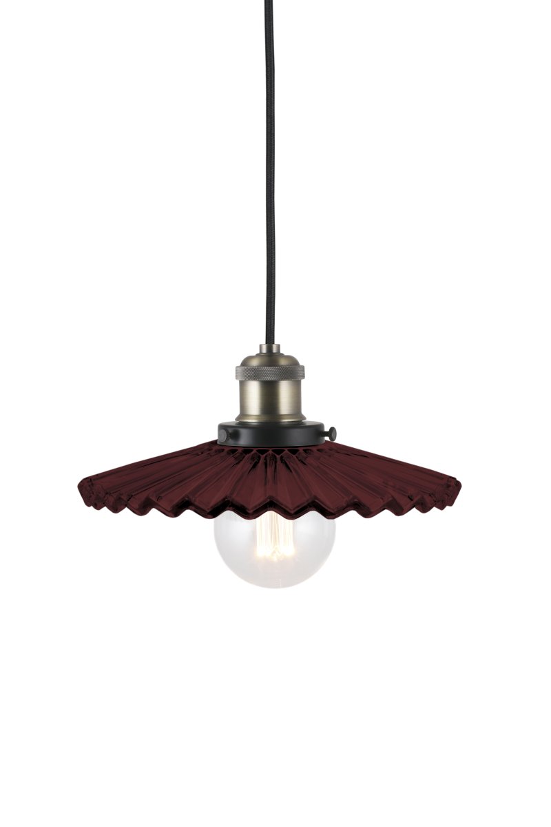 Cobbler Ø25 Bourgondië hanglamp Van Globen Lighting - De lamp heeft een geplooide glazen kap die zorgt voor een prachtige lichtspreiding.