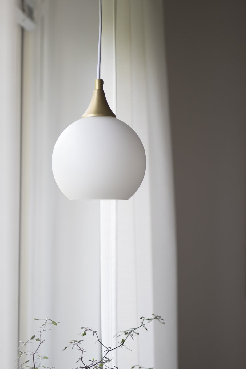 Bowl Ø15 Wit raamlamp Van Globen Lighting - Wordt geleverd met een 350 cm lange witte textielkabel met aan/uit-schakelaar en stekker.