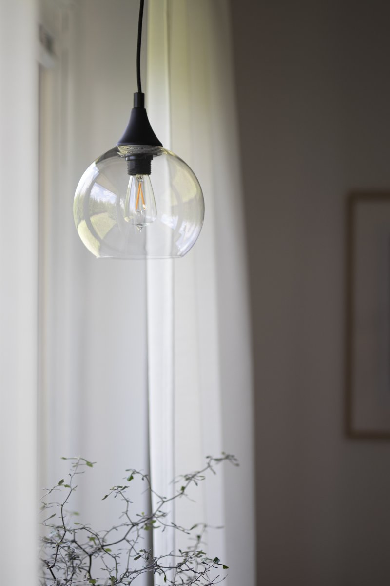 Bowl Ø15 Transparant raamlamp Van Globen Lighting - Wordt geleverd met een 350 cm lange zwarte textielkabel met aan/uit-schakelaar en stekker.