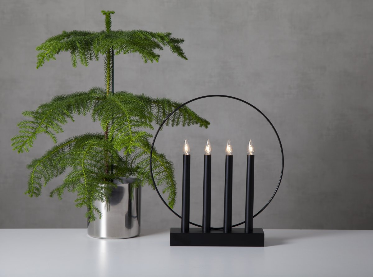 Glossy Zwart Van Star Trading - Betaalbare, stijlvolle kandelaar in het zwart met een decoratieve ring in het zwart.