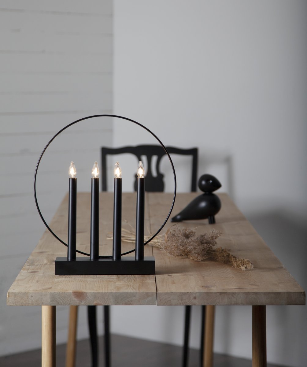 Glossy Zwart Van Star Trading - Betaalbare, stijlvolle kandelaar in het zwart met een decoratieve ring in het zwart.