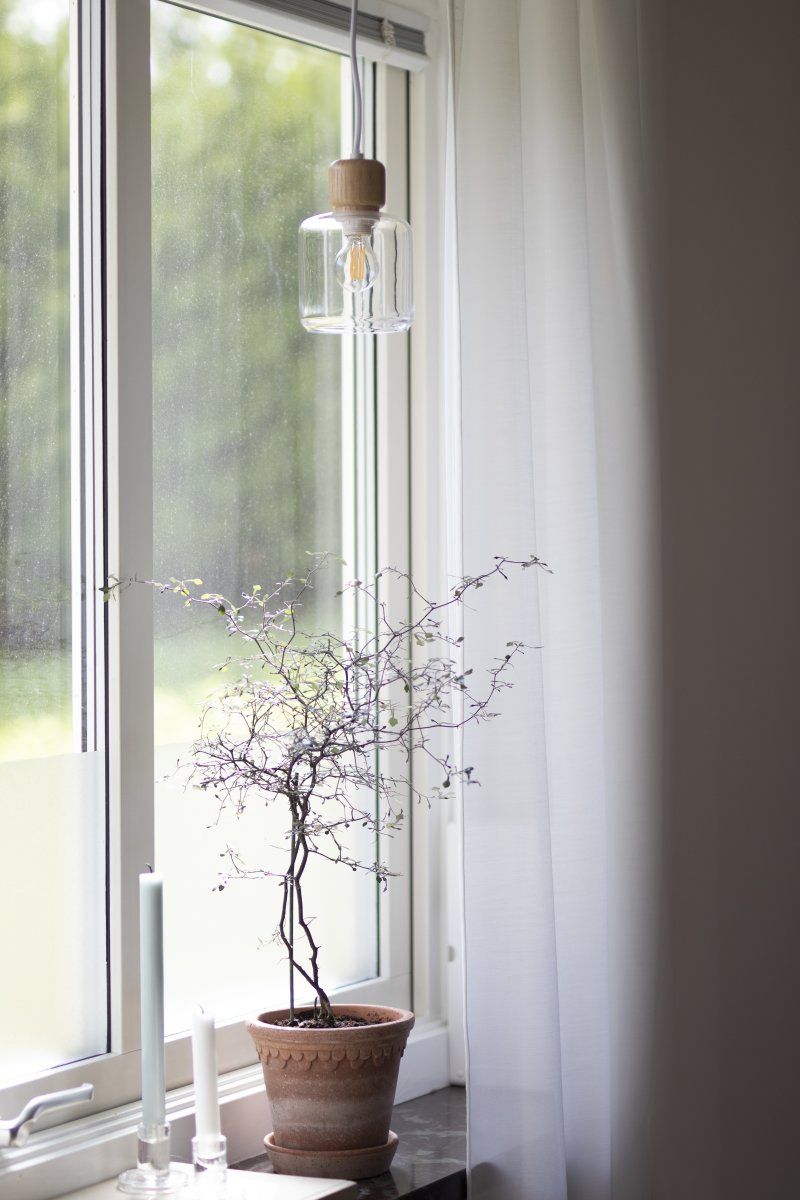 DOT Ø10 Transparant raamlamp Van Globen Lighting - DOT, ontworpen door Roger Persson, is geïnspireerd op een glazen fles met een decoratief deksel.