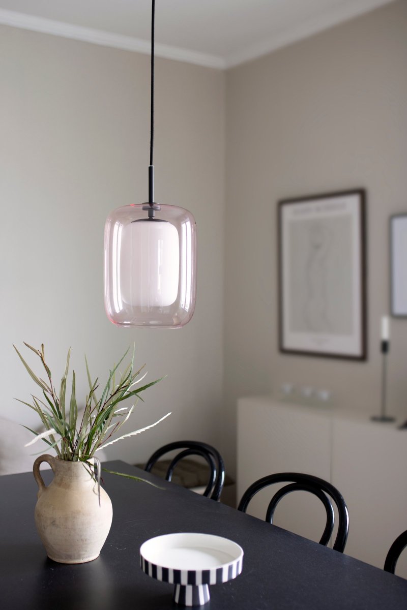 Cuboza Ø20 Perzik hanglamp Van Globen Lighting - Cuboza is als een organisme dat diep in het blauw leeft, waar het met de juiste energie een lichtarm bestaan verlicht.