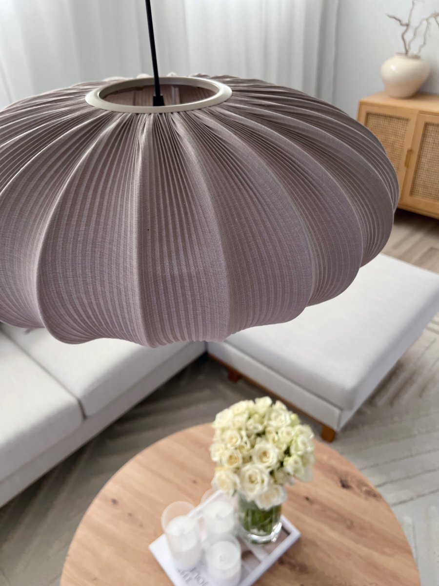 Mamsell Ø55 Grijs hanglamp Van Aneta Lighting - De Mamsell plafondlamp is bekleed met fijn geplooide stretchstof die zorgt voor een aangenaam, licht gedempt licht.