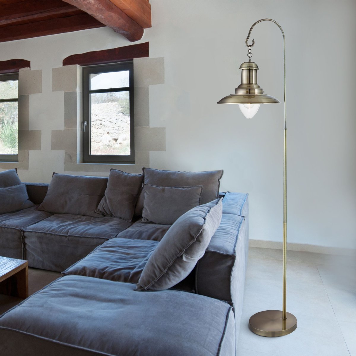 Fisherman Antiek messing vloerlamp Van Searchlight - De gebogen arm en de hangende lampenkap cre&euml;ren een rustieke uitstraling die perfect past in zowel traditionele als moderne interieurs.