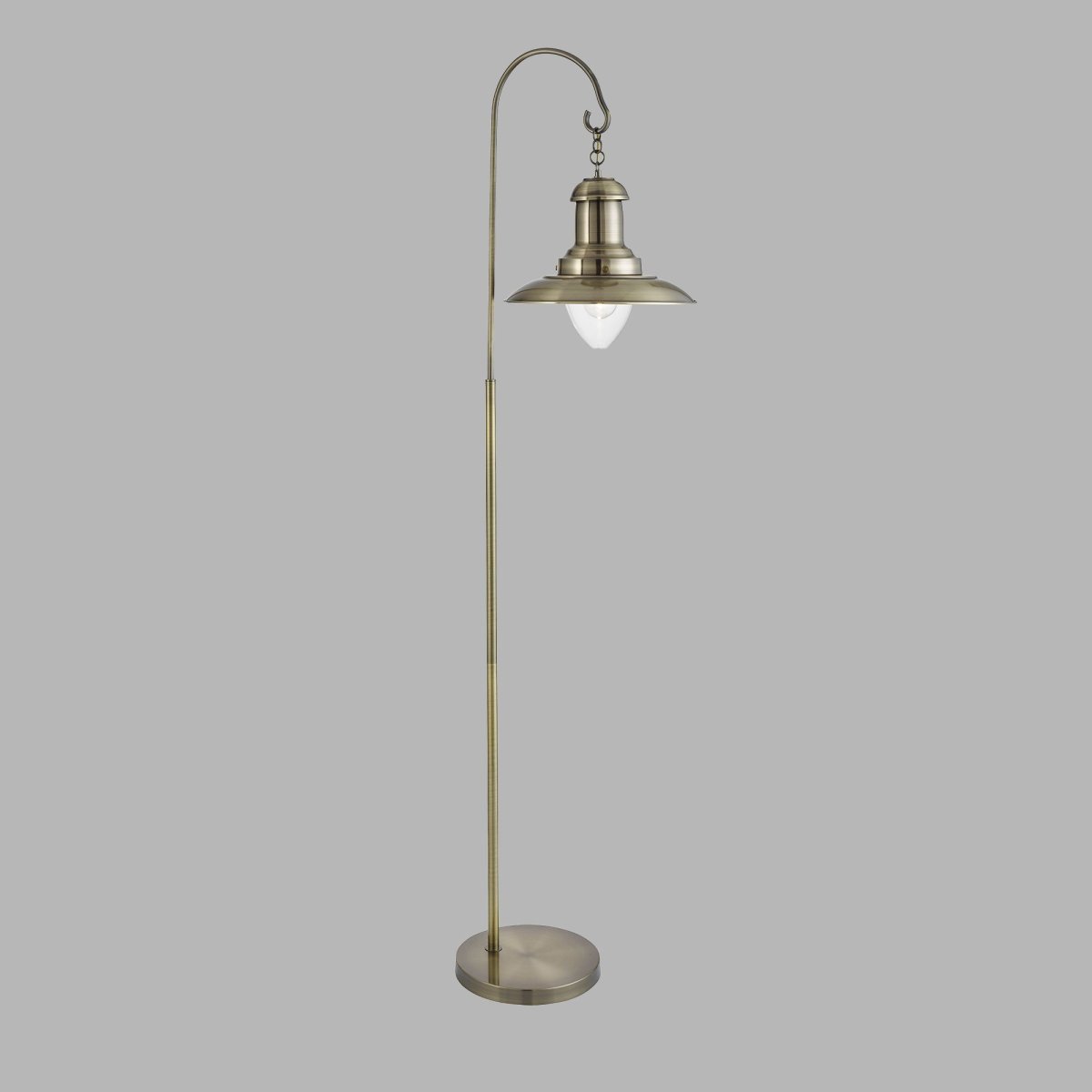 Fisherman Antiek messing vloerlamp Van Searchlight - De gebogen arm en de hangende lampenkap cre&euml;ren een rustieke uitstraling die perfect past in zowel traditionele als moderne interieurs.