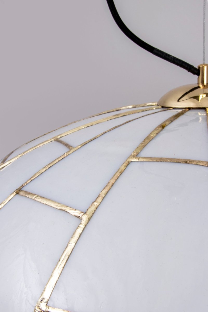 Ombrello Ø60 Wit hanglamp Van Globen Lighting - De lamp is handgemaakt volgens de Tiffany-techniek, in wit glas en messingkleurig metaal.