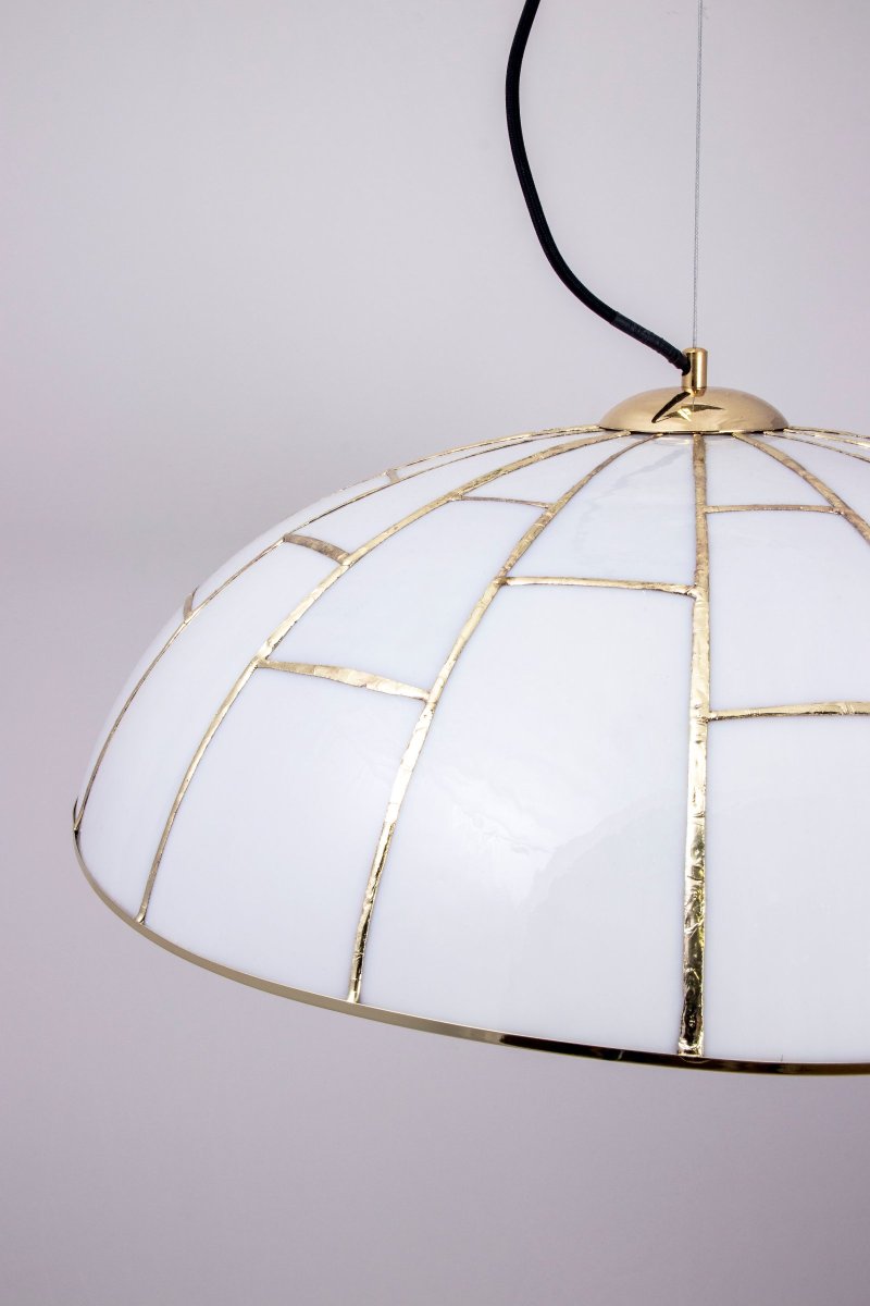 Ombrello Ø60 Wit hanglamp Van Globen Lighting - De lamp is handgemaakt volgens de Tiffany-techniek, in wit glas en messingkleurig metaal.