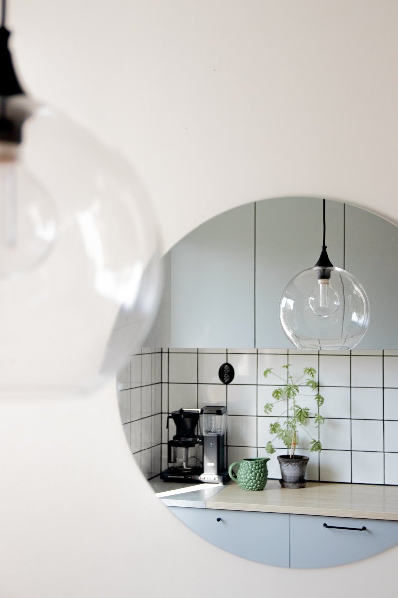 Bowl Ø28 Duidelijk hanglamp Van Globen Lighting - Hanger van helder glas met details in matzwart metaal.