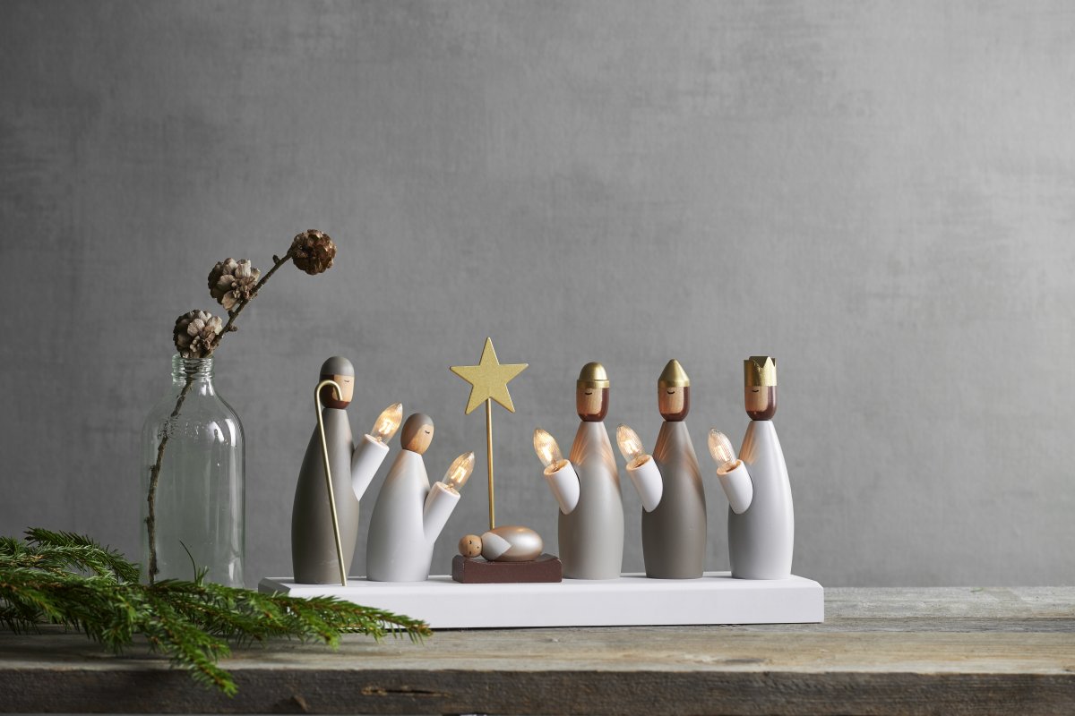 Nativity Candelabra Multifunctioneel Van Star Trading - Zet het op een dressoir of voor het raam om een gezellige kerstsfeer in huis te cre&euml;ren.