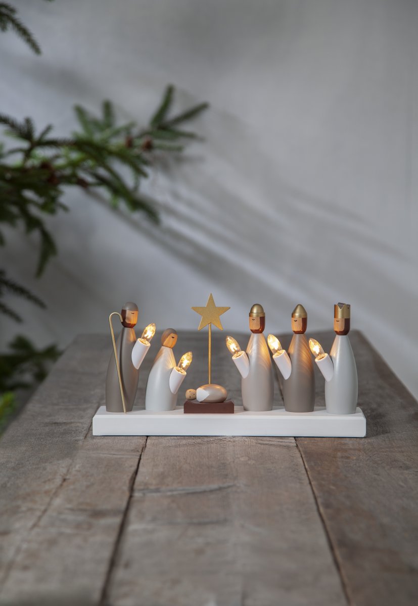 Nativity Candelabra Multifunctioneel Van Star Trading - Zet het op een dressoir of voor het raam om een gezellige kerstsfeer in huis te cre&euml;ren.